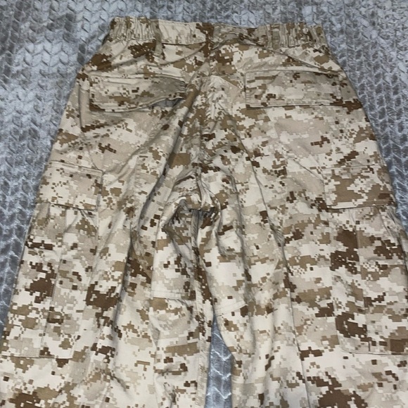 NWT Trousers, Desert MARPAT Camouflage, MCCUU. Size Medium. - Picture 10 of 11